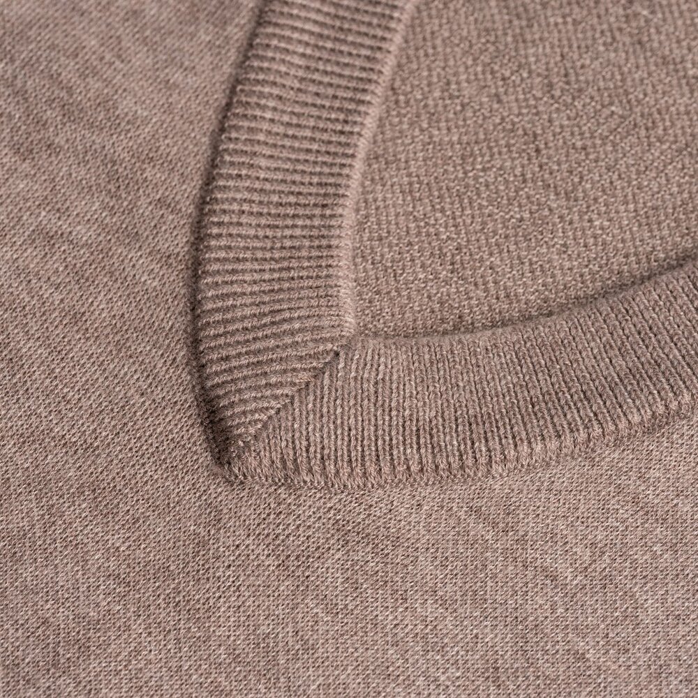 Chinjun羊毛針織背心-米駝|V領針織毛衣、親膚保暖、商務男裝、休閒穿搭-圖片-2