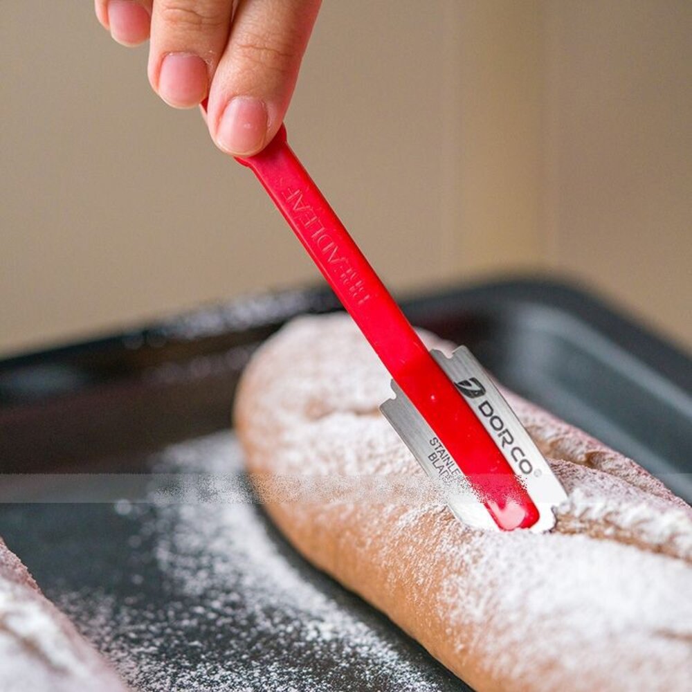 388789673-《巧緻》 弧形 歐包刀 (含刀套) 弧形割包刀 歐包工具 歐式麵包割包刀 ，紅色弧形歐包刀