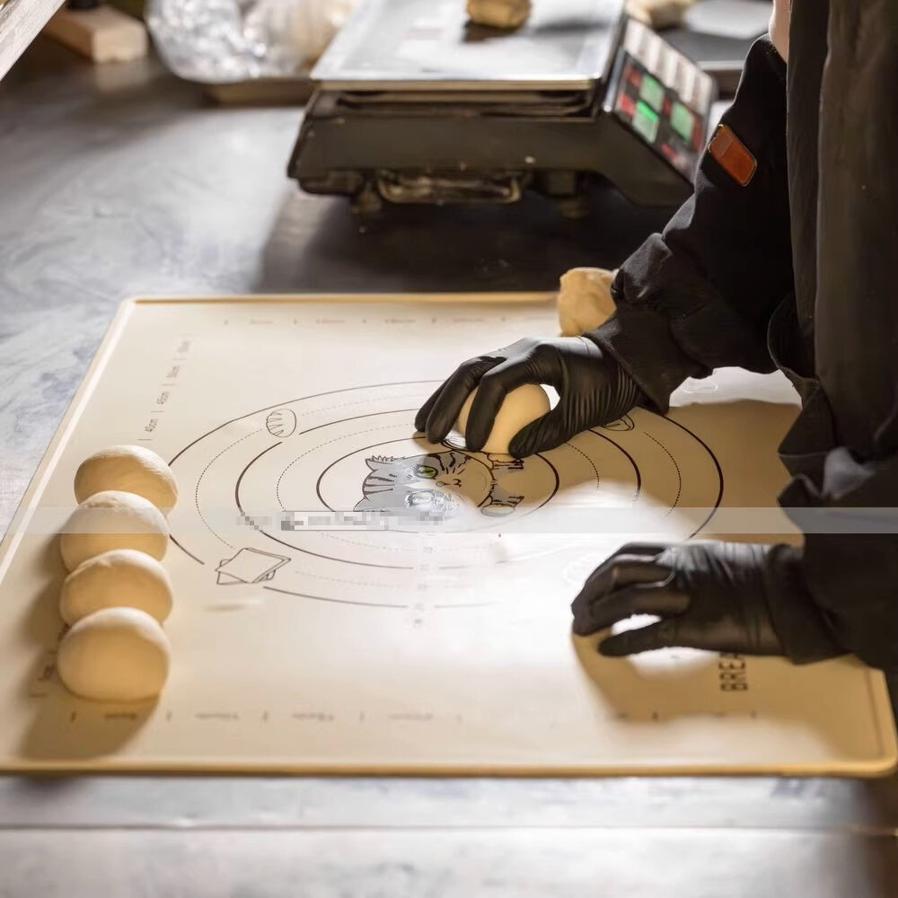 BREADLEAF 加大 50×70cm 加厚 鉑金矽膠 揉麵墊 烘焙操作墊 乳白色 貓咪圖案 巧緻 ,貓咪揉麵墊-圖片-4