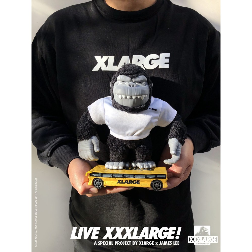 STPO-1300137-【預購】XLARGE x James Lee 【30週年】金剛公車滑板 街頭潮牌 潮玩搪膠毛絨公仔