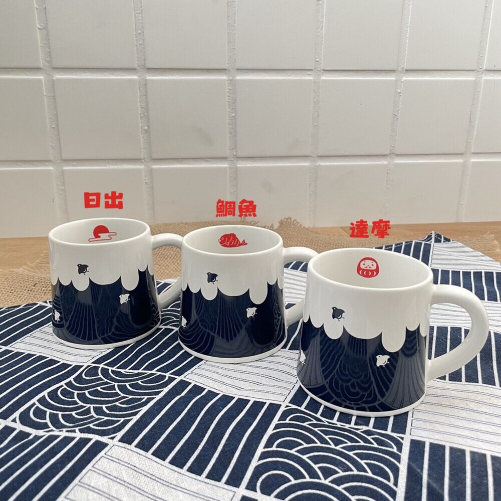 SF-014707-日本製 美濃燒 富士山馬克杯 富士山 禮物 達摩 日出 鯛魚 青富士 新年 水杯 陶瓷杯 牛奶杯