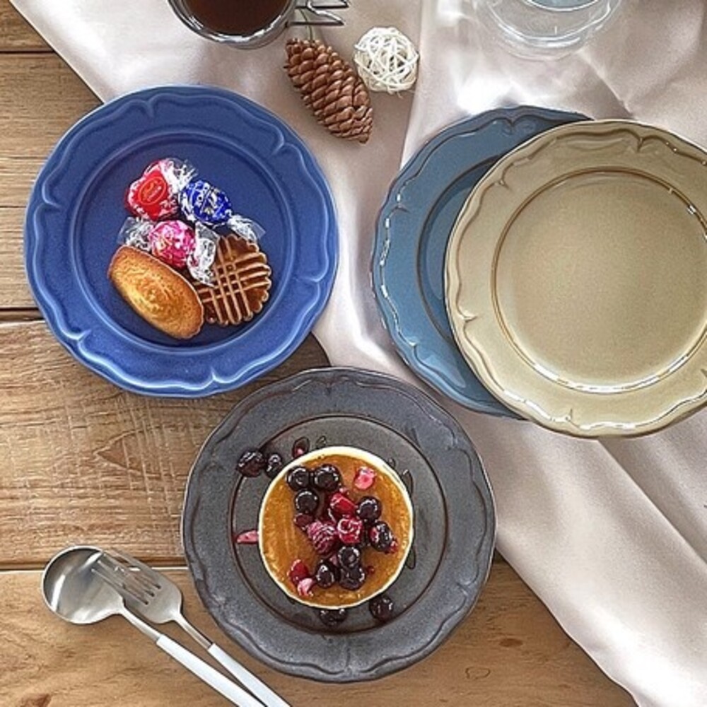 SF-014994-日本製 美濃燒 浮雕邊 19.5cm 陶瓷盤 蛋糕盤 水果盤 ins盤 餅乾盤 甜點盤 質感餐盤