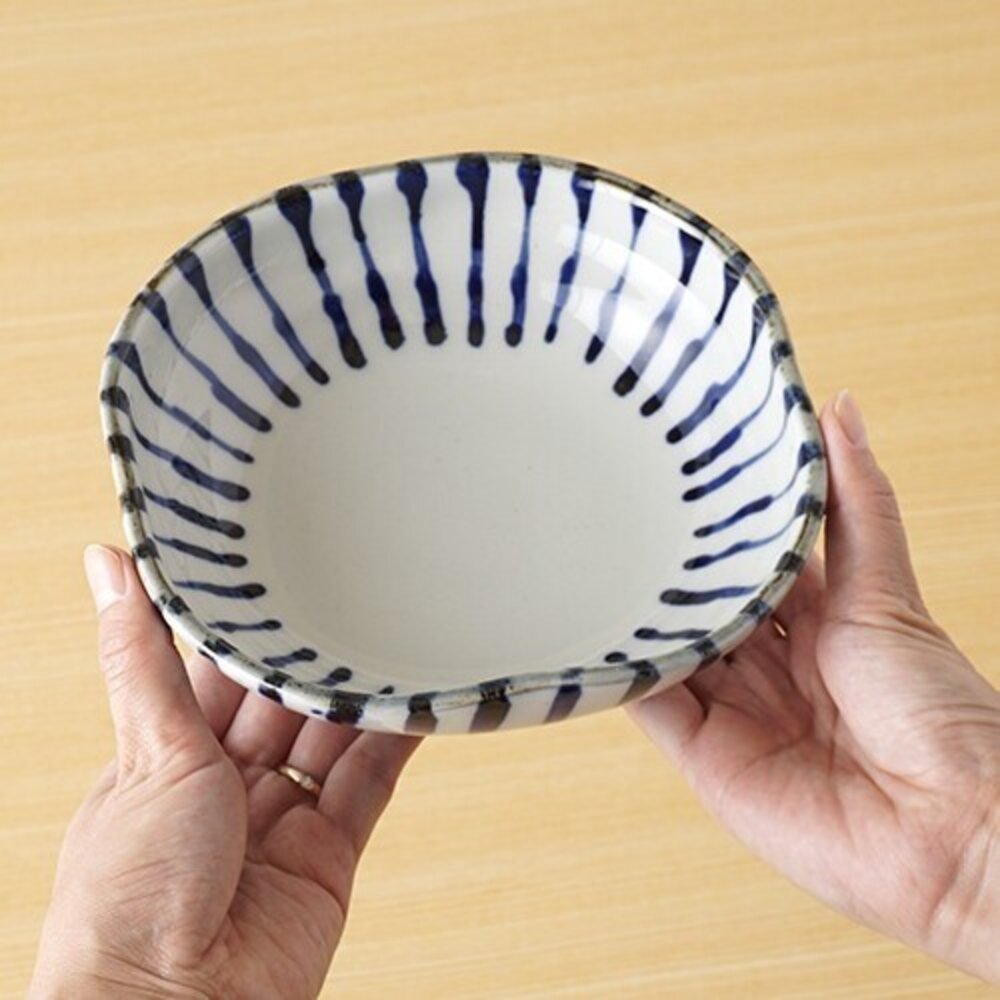 SF-020413-現貨 日本製波佐見燒不規則方形盤 手繪十草藍白線條 帶來獨特的視覺美感 呈現現代日式風格 日本進口