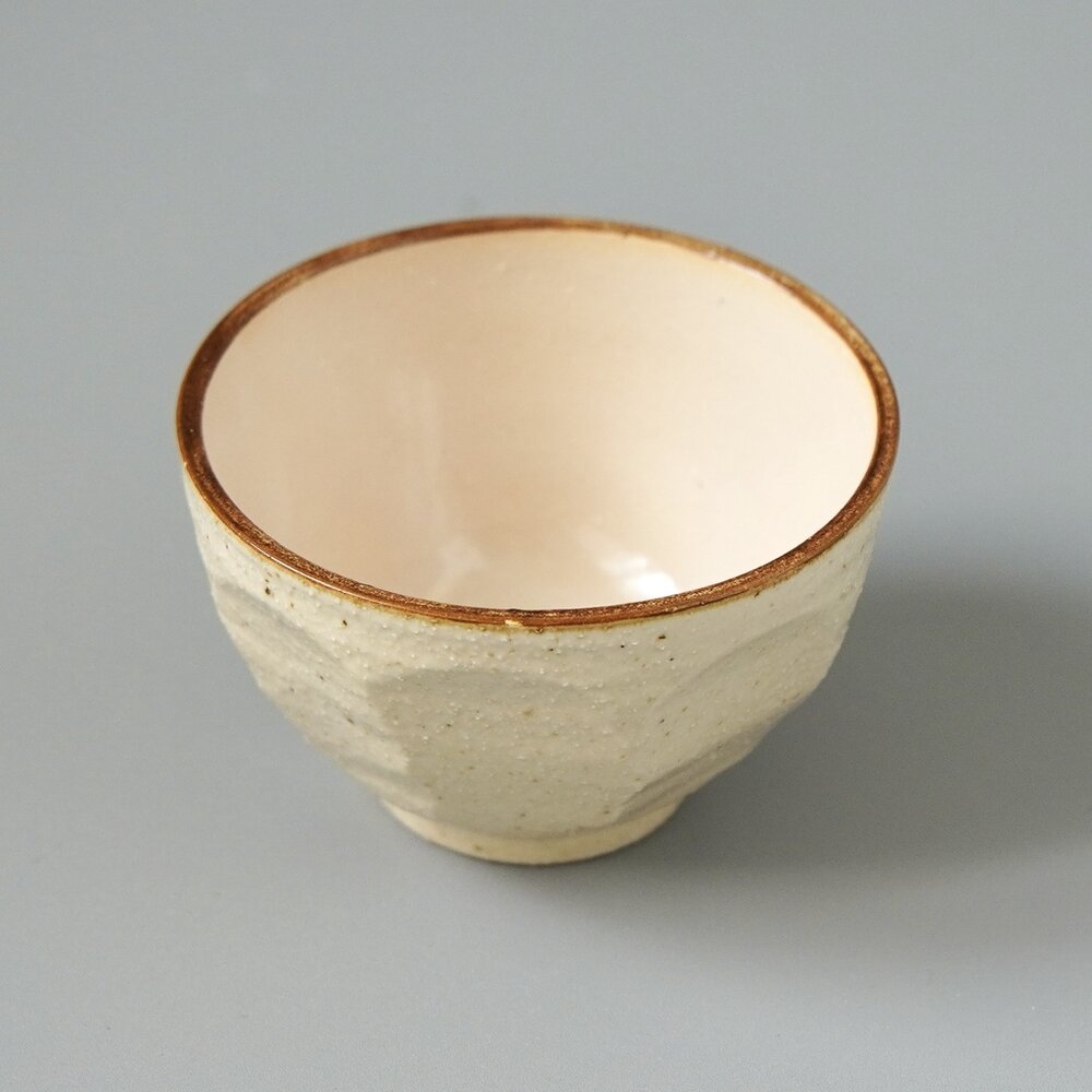 SF-020689-日本製 削角陶瓷飯碗 杏白色 飯碗 陶瓷碗 餐碗 湯碗 斗笠碗 日本碗 碗盤 日式碗 優格碗 可微波碗 日本進口
