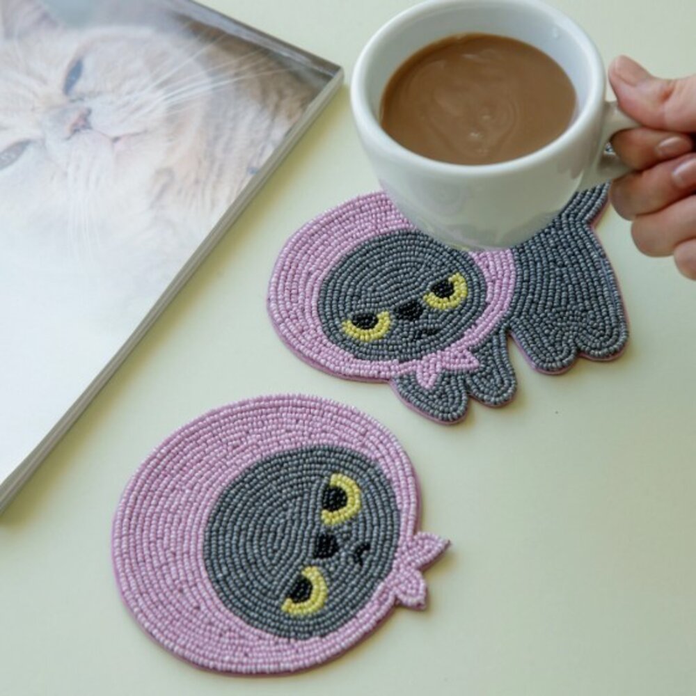 SF-020879-日本 憤怒的真知子  粉紅頭巾貓咪 小黑貓 串珠杯墊 吸水 隔熱 杯墊 吸水墊  Machiko  飲料杯墊 日本進口