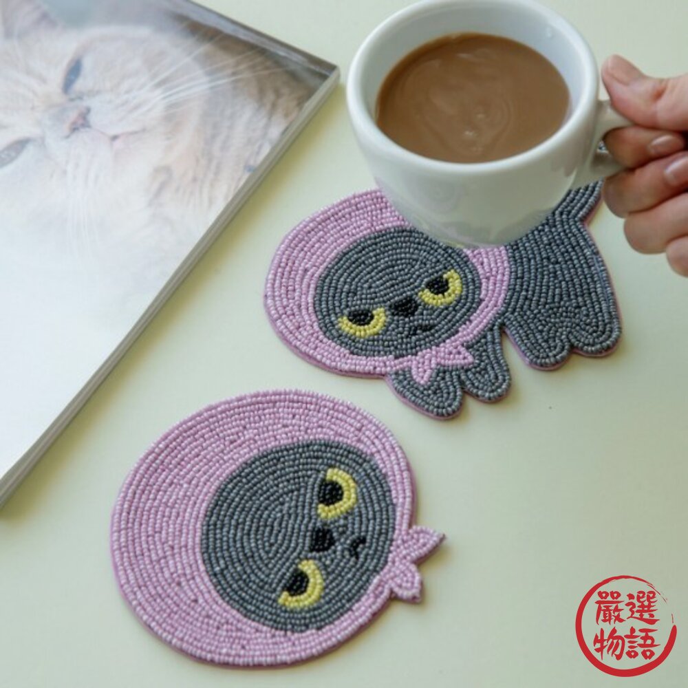 日本 憤怒的真知子  粉紅頭巾貓咪 小黑貓 串珠杯墊 吸水 隔熱 杯墊 吸水墊  Machiko  飲料杯墊 日本進口 封面照片