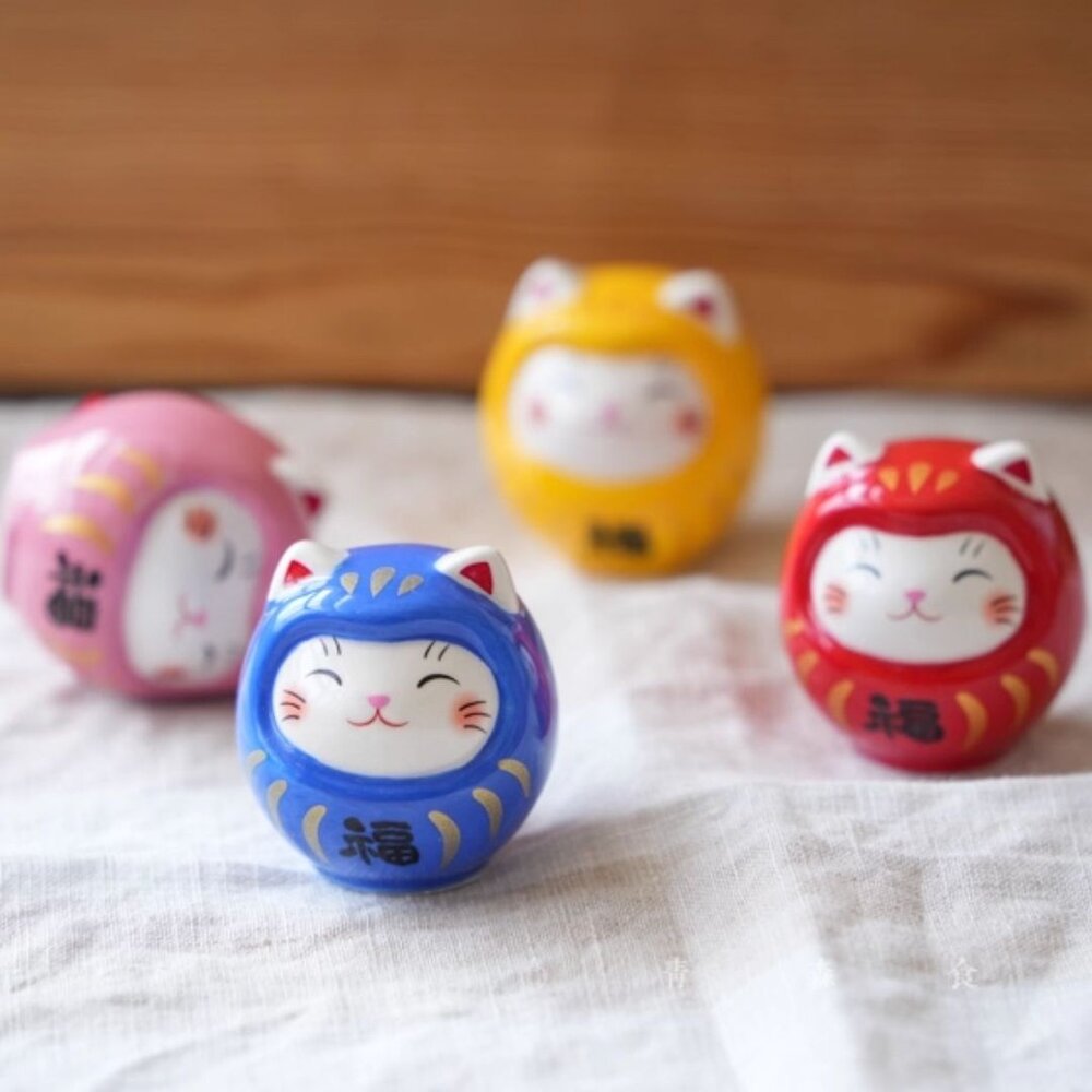 SF-020896-日本 藥師窯 達摩造型招財貓 附大吉籤詩 擺設擺件 開運 好運 招財 居家 辦公裝飾 新年擺飾 日本進口