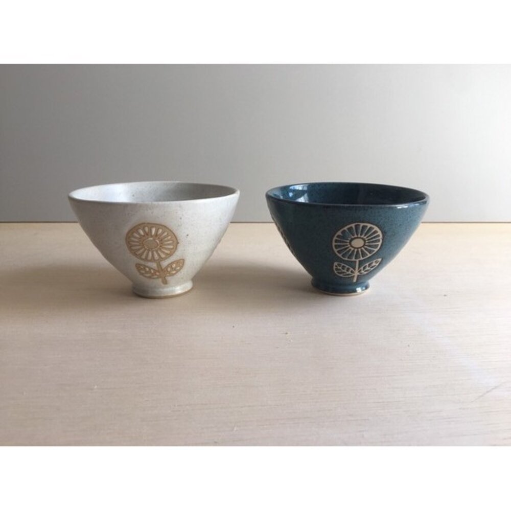 SF-021301-日本製HANAtoHA花朵圖案陶瓷碗 10.5cm 白色 青色｜餐碗 飯碗 職人手作日式餐具 碗盤器皿 日本進口