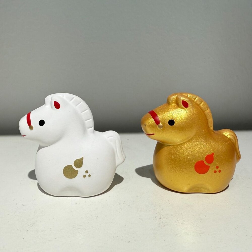 SF-021334-日本藥師窯 2026馬年招福干支 招貴人白馬 金馬 | 生肖擺件 馬年開運 招福 緣起物 居家擺設