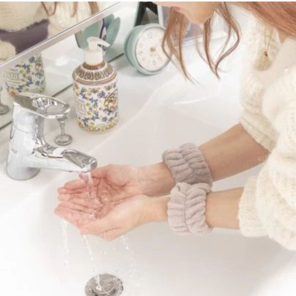 SF-021659-日本爆紅 3COINS 洗臉吸水手腕帶 2入組 | 洗臉不沾濕 防濕袖 珊瑚絨手環 超細纖維 柔軟親膚 日本進口