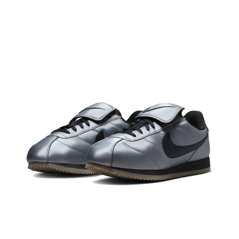 24189537659-NikeCortez SE MTLC Cool Grey 復古銀 翻蓋鞋舌HQ3490-099