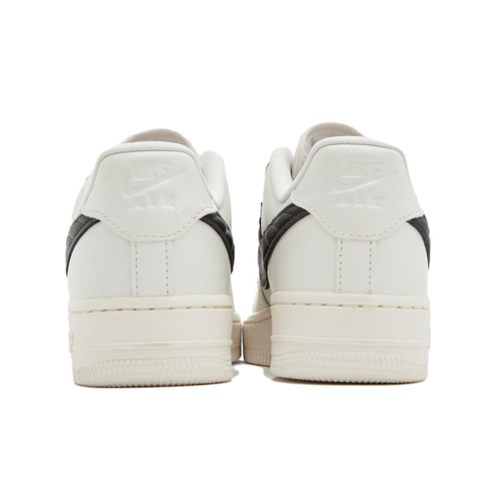 W Nike Air Force 1 '07 全白黑浮雕勾 FV1182-001-圖片-4