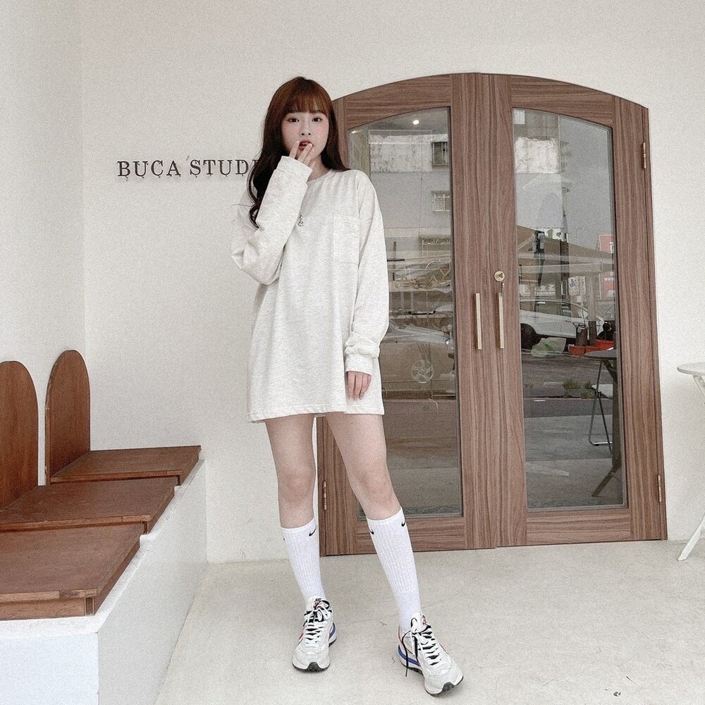 韓版 長袖 工裝風 口袋 素色 寬鬆 落肩 百搭 素面 多色素T oversize 男女可穿 情侶-圖片-9