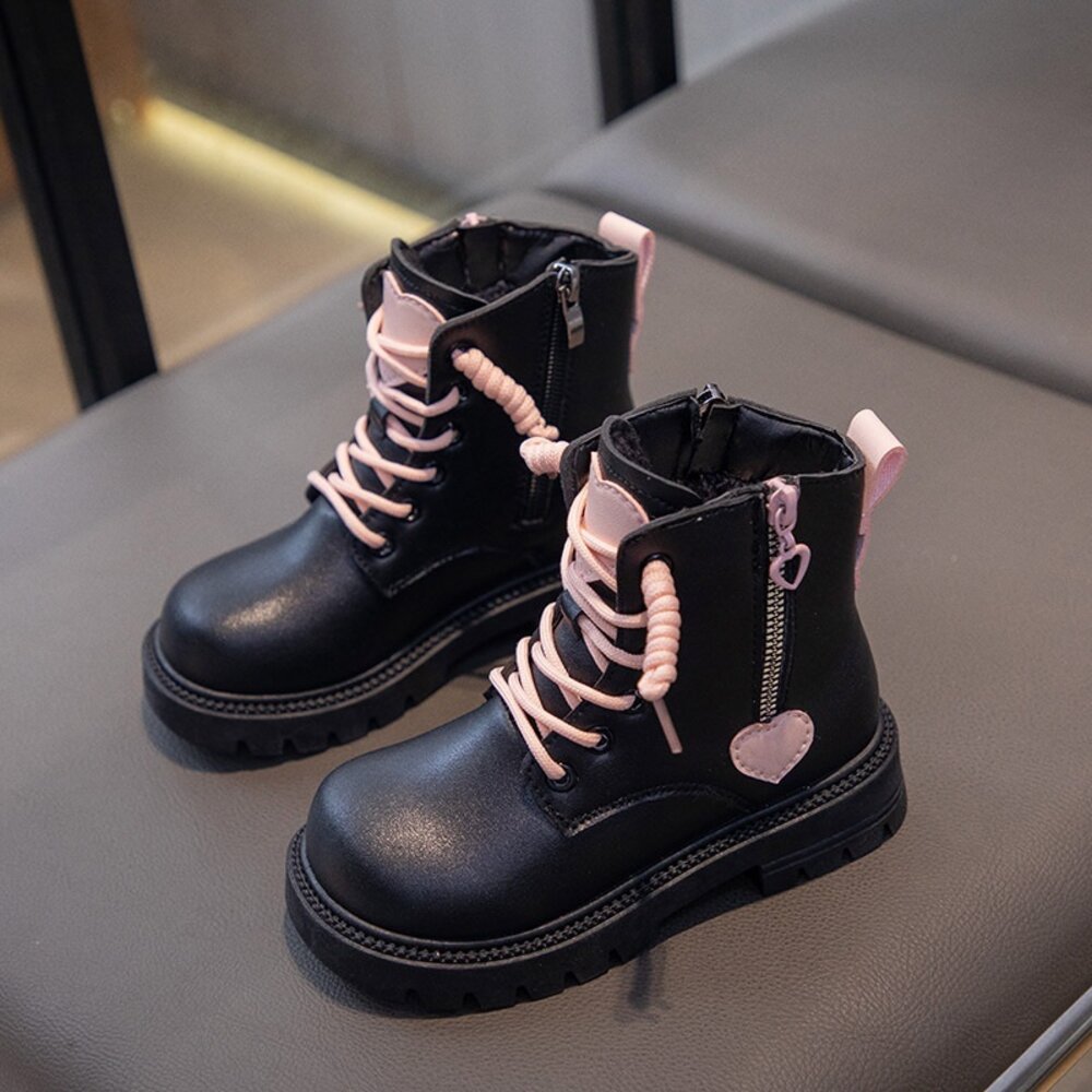 女童黑色愛心短靴 兒童靴子 防水 15-22公分 皮面 拉鍊穿脫 封面照片