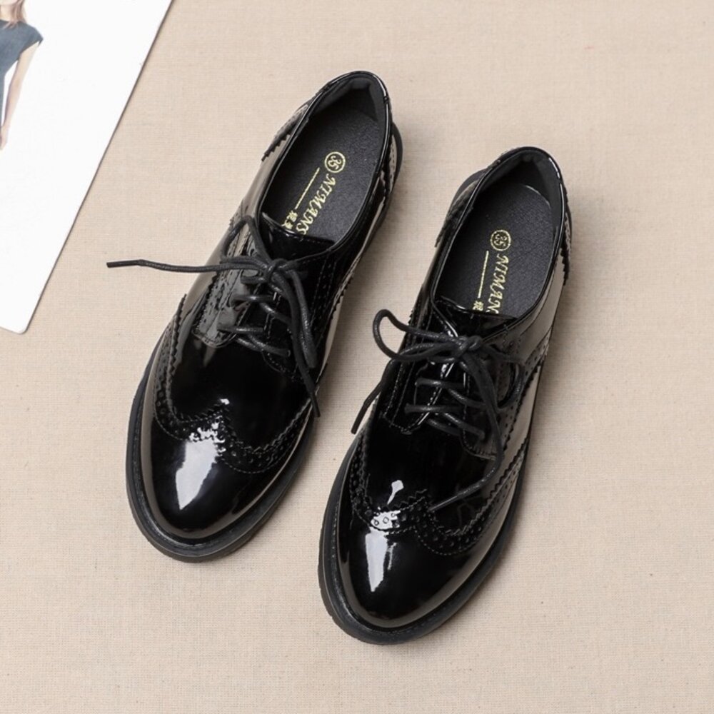 亮皮厚底牛津鞋 高跟 粗根 黑色皮鞋 全黑 防水 綁帶 學生鞋 雕花 36-40 跟高4公分-圖片-1