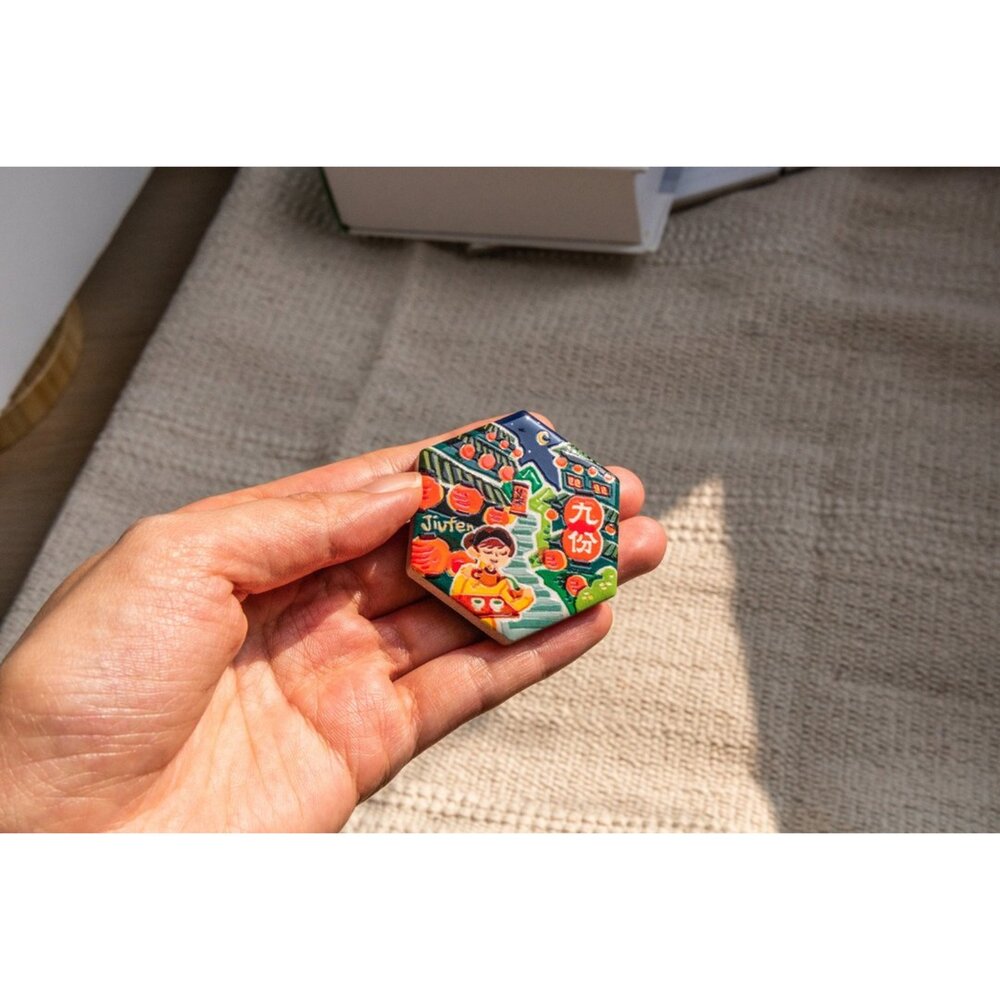 六角瓷磚磁鐵 冰箱貼 大顆+小顆 2入組 台灣紀念品 旅遊紀念品 猴子設計 TR台灣鐵道-圖片-2
