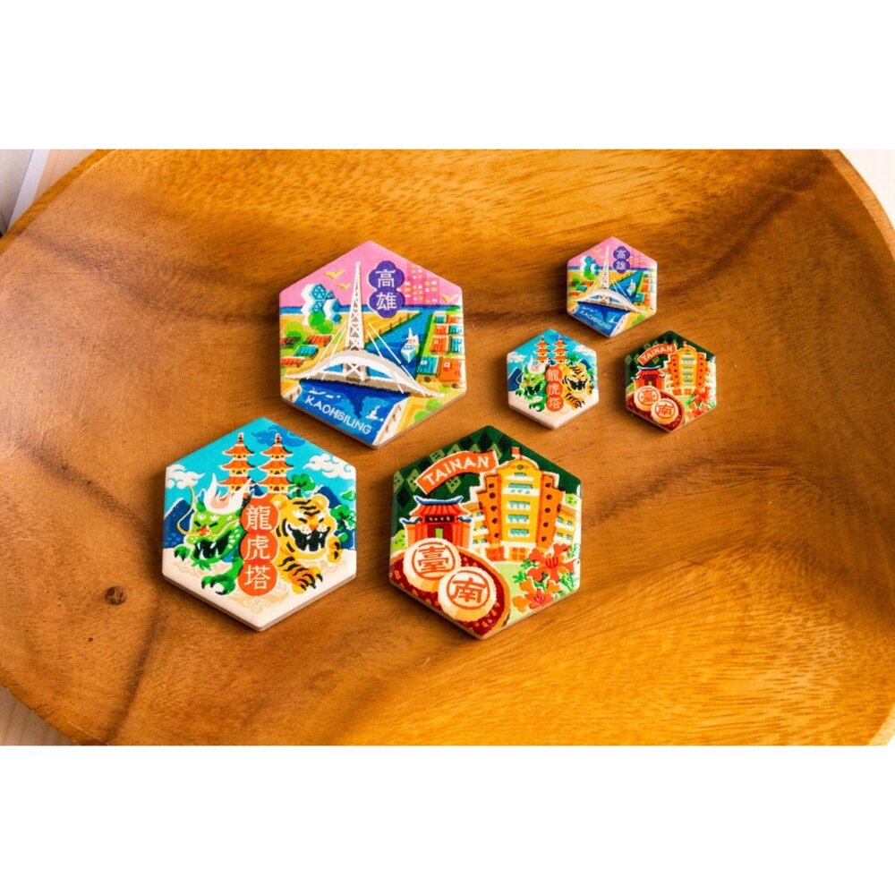 六角瓷磚磁鐵 冰箱貼 大顆+小顆 2入組 台灣紀念品 旅遊紀念品 猴子設計 TR台灣鐵道-圖片-3