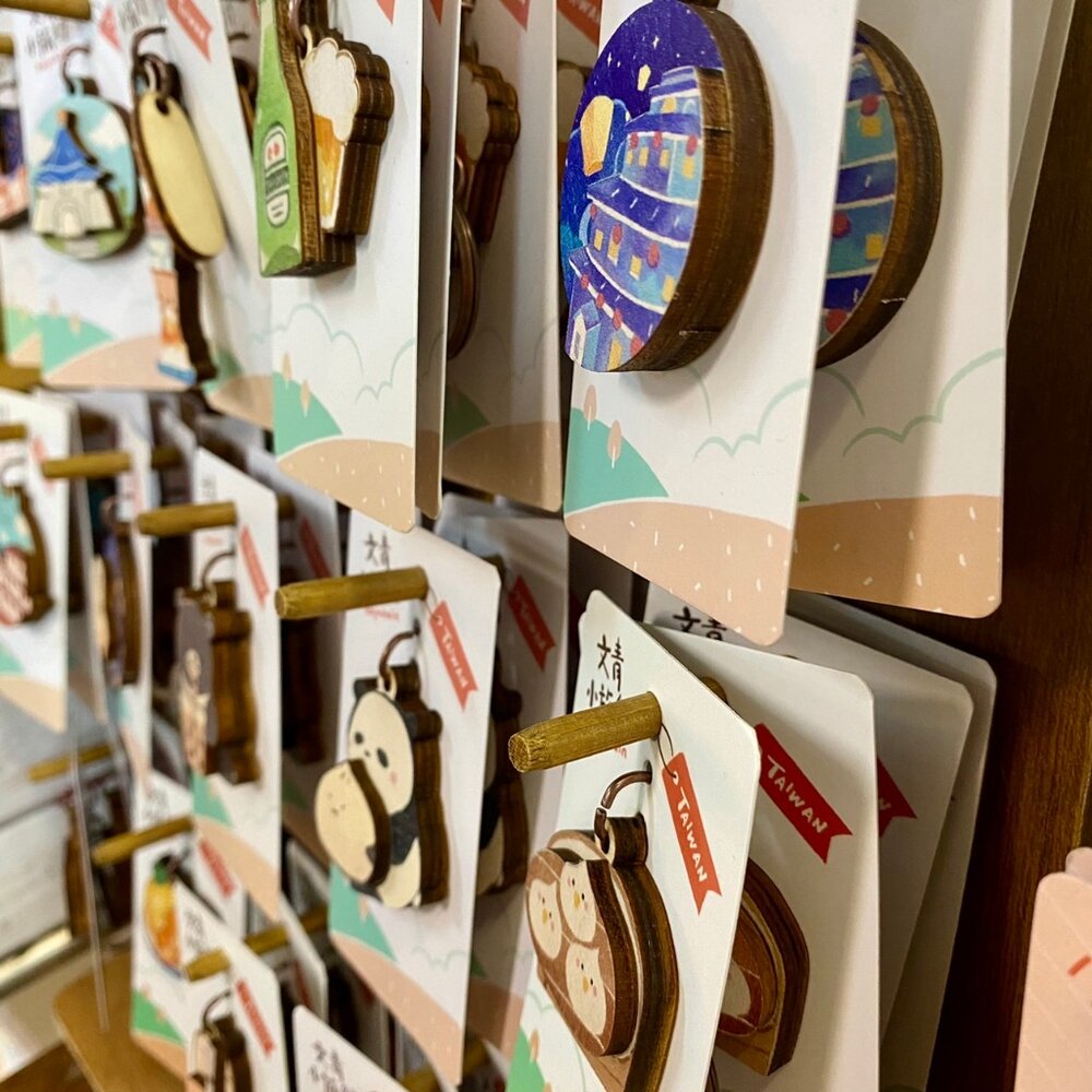 木鑰匙圈 手繪插畫 木紋質感 木質吊飾 木製鑰匙圈 印刻鑰匙圈 猴子設計 TR台灣鐵道-圖片-1