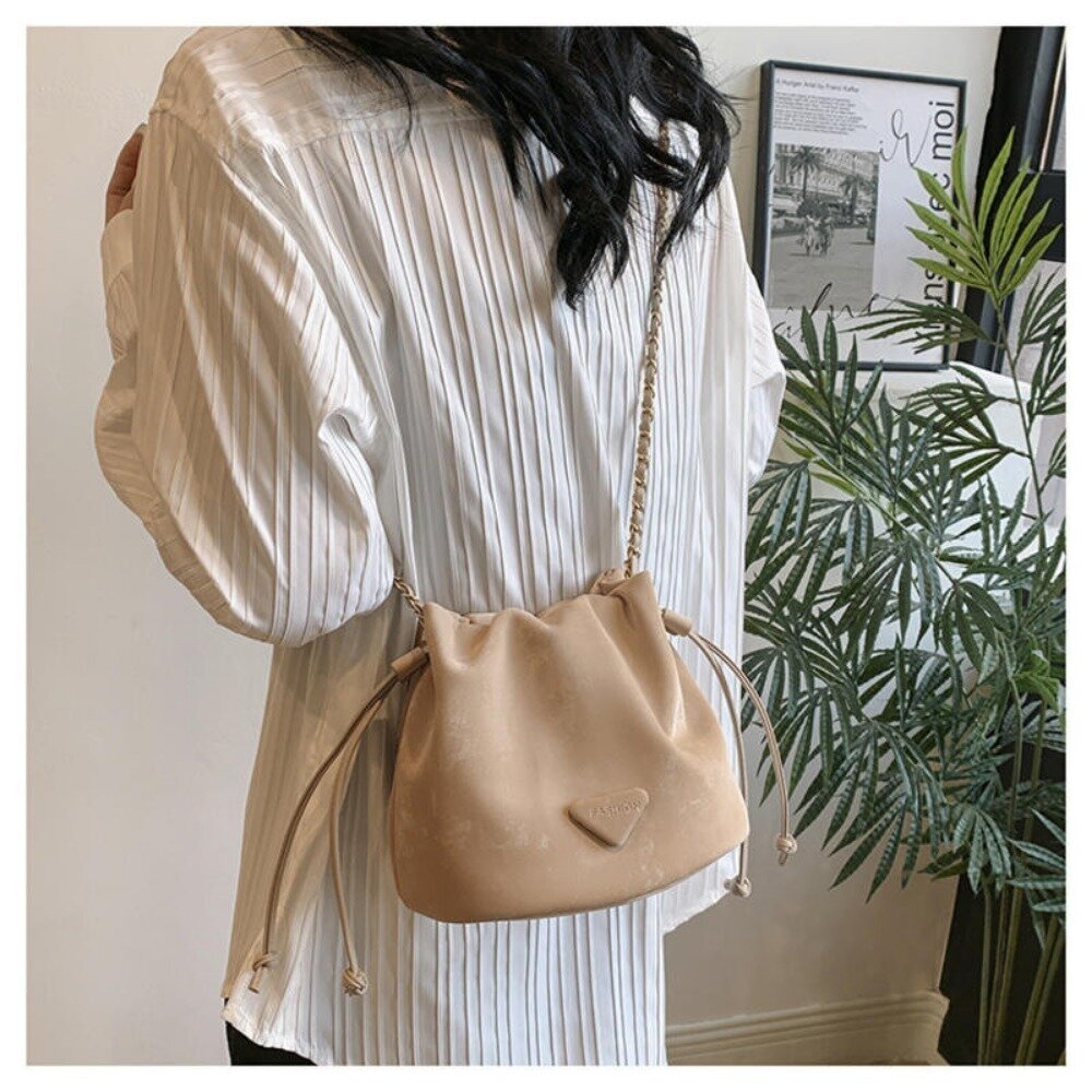 簡約時尚鏈條水桶包 斜跨包 唯美單肩包 女包 流行鏈條 2024春季 送禮-圖片-8