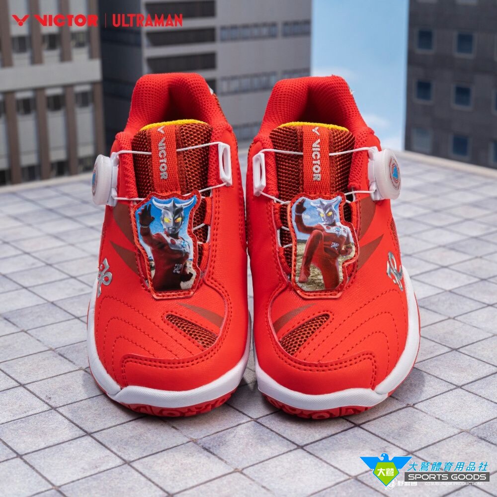 超人力霸王 VICTOR x 超人力霸王 ULTRAMAN A-UTMJR 聯名運動羽球童鞋 封面照片