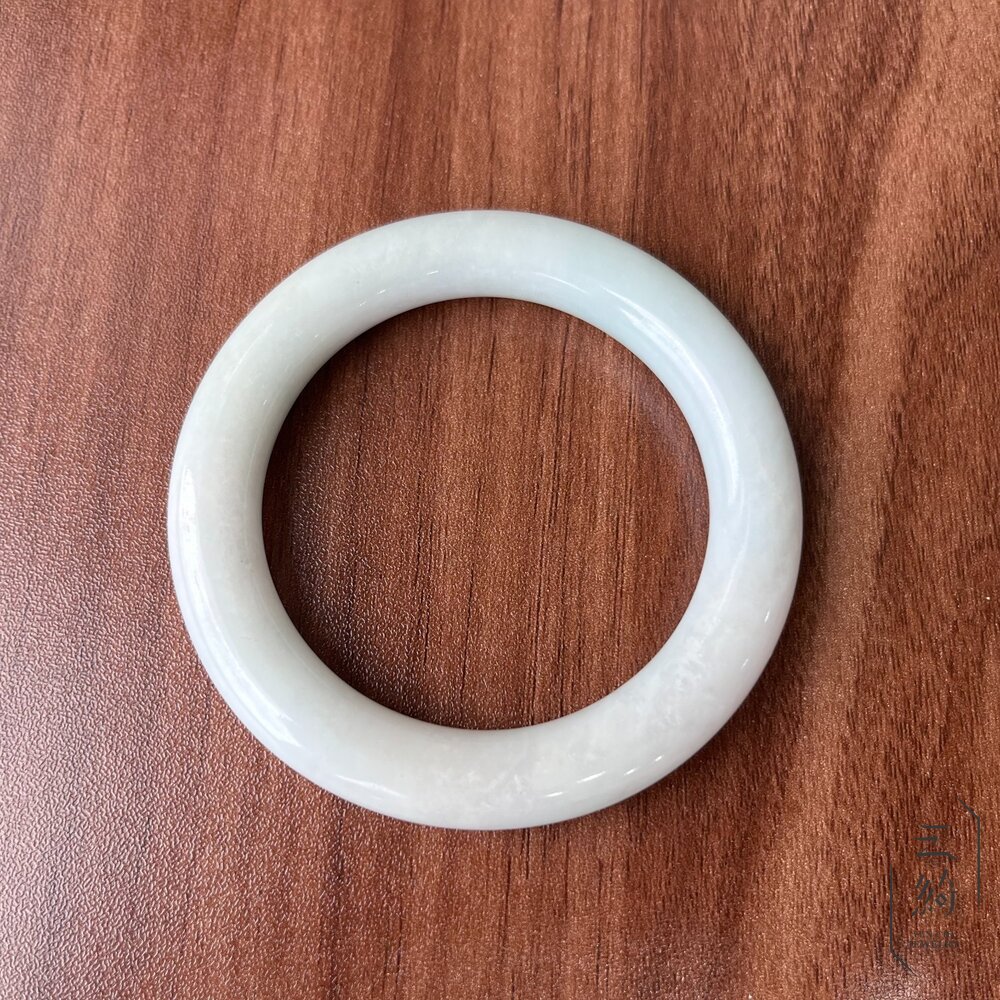 天然緬甸A貨翡翠。春帶彩 老種 微藍色調 圓骨 手鐲 / 54.3 /17.2圍 封面照片