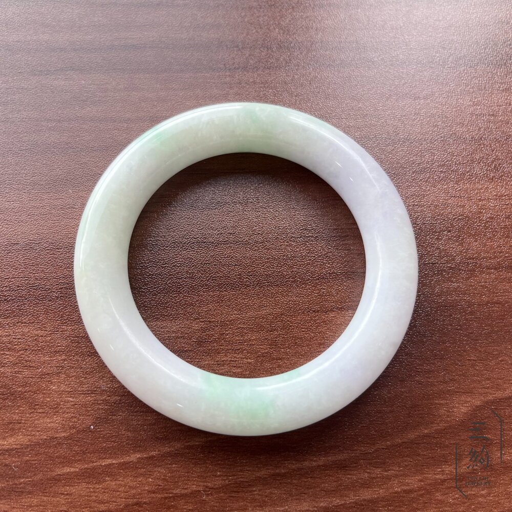 天然緬甸A貨翡翠。白底青 淡紫 胖圓 圓骨 手鐲  /55.9 / 17.7圍 封面照片