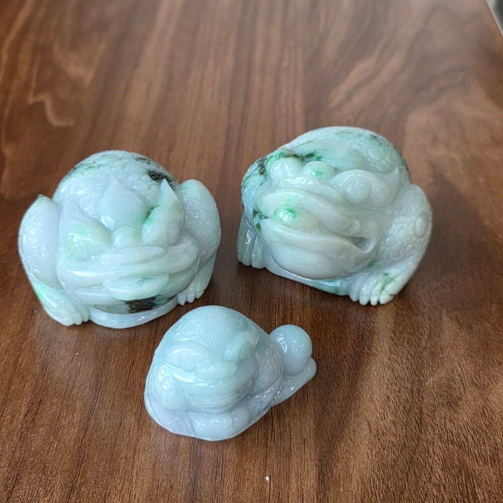 G36231-天然A貨翡翠 春彩飄陽綠 富貴招財 三角金蟾 手把件 擺件