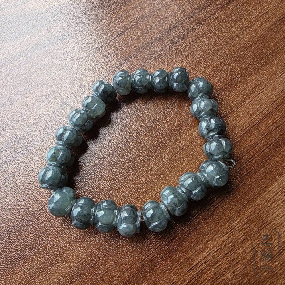天然緬甸A貨翡翠。烏雞 手工雕刻 蓮花 深邃濃色  手串 10mm+ 封面照片