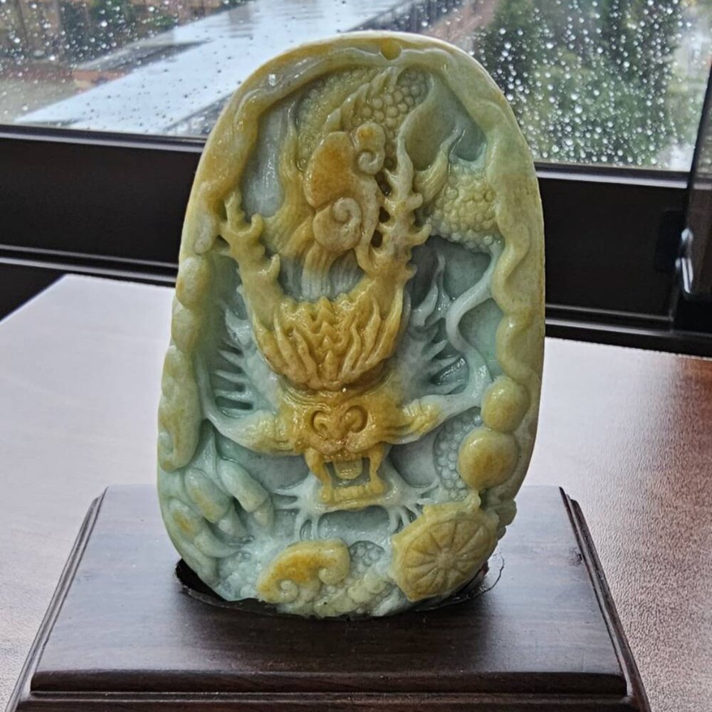 Q58325-天然A貨翡翠 藍底 黃翡 飛龍在天 龍牌 擺件  (附木架)